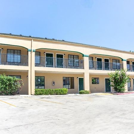 Oyo Inn & Suites Medical Center San Antonio Exterior photo