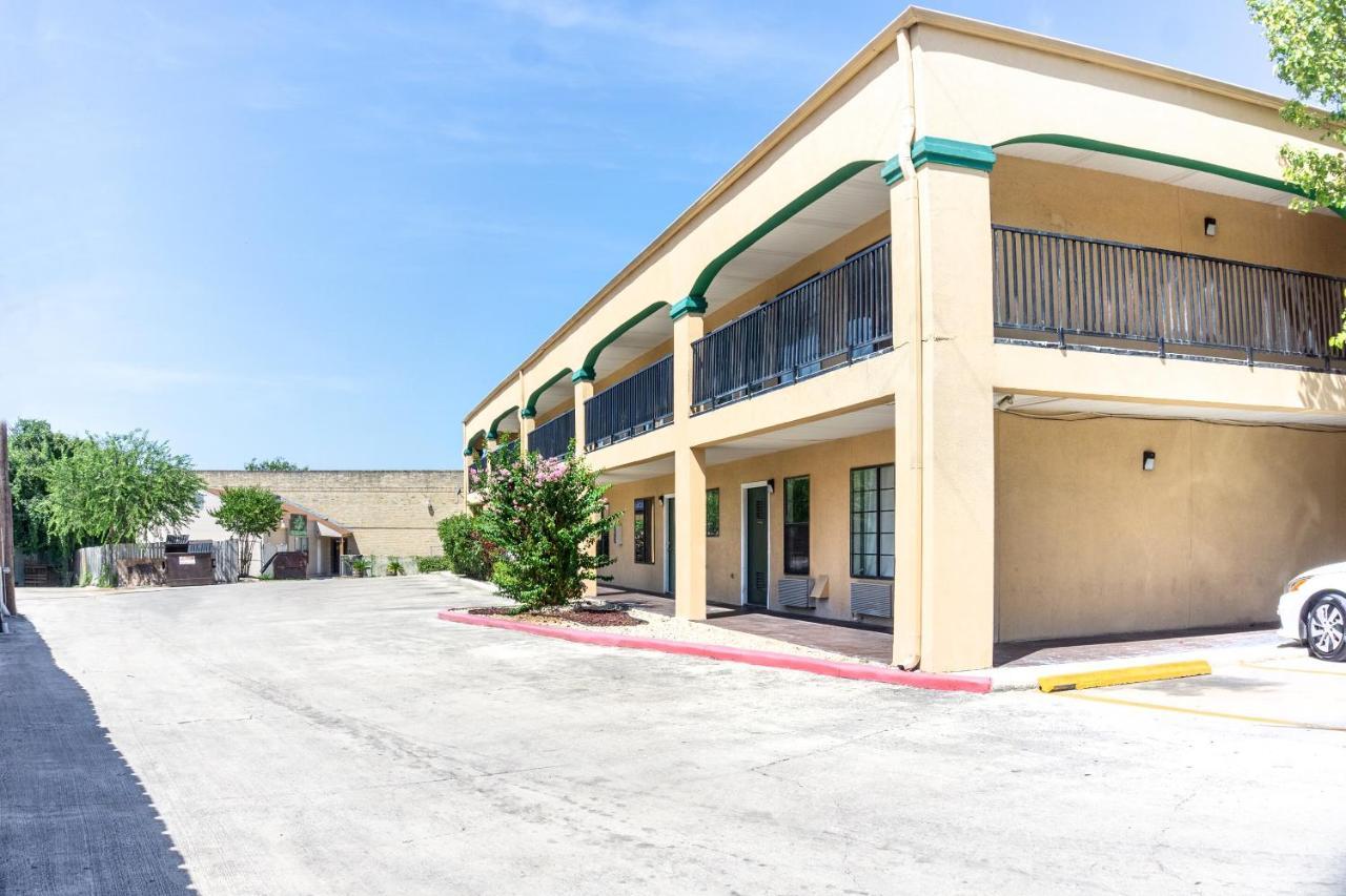 Oyo Inn & Suites Medical Center San Antonio Exterior photo