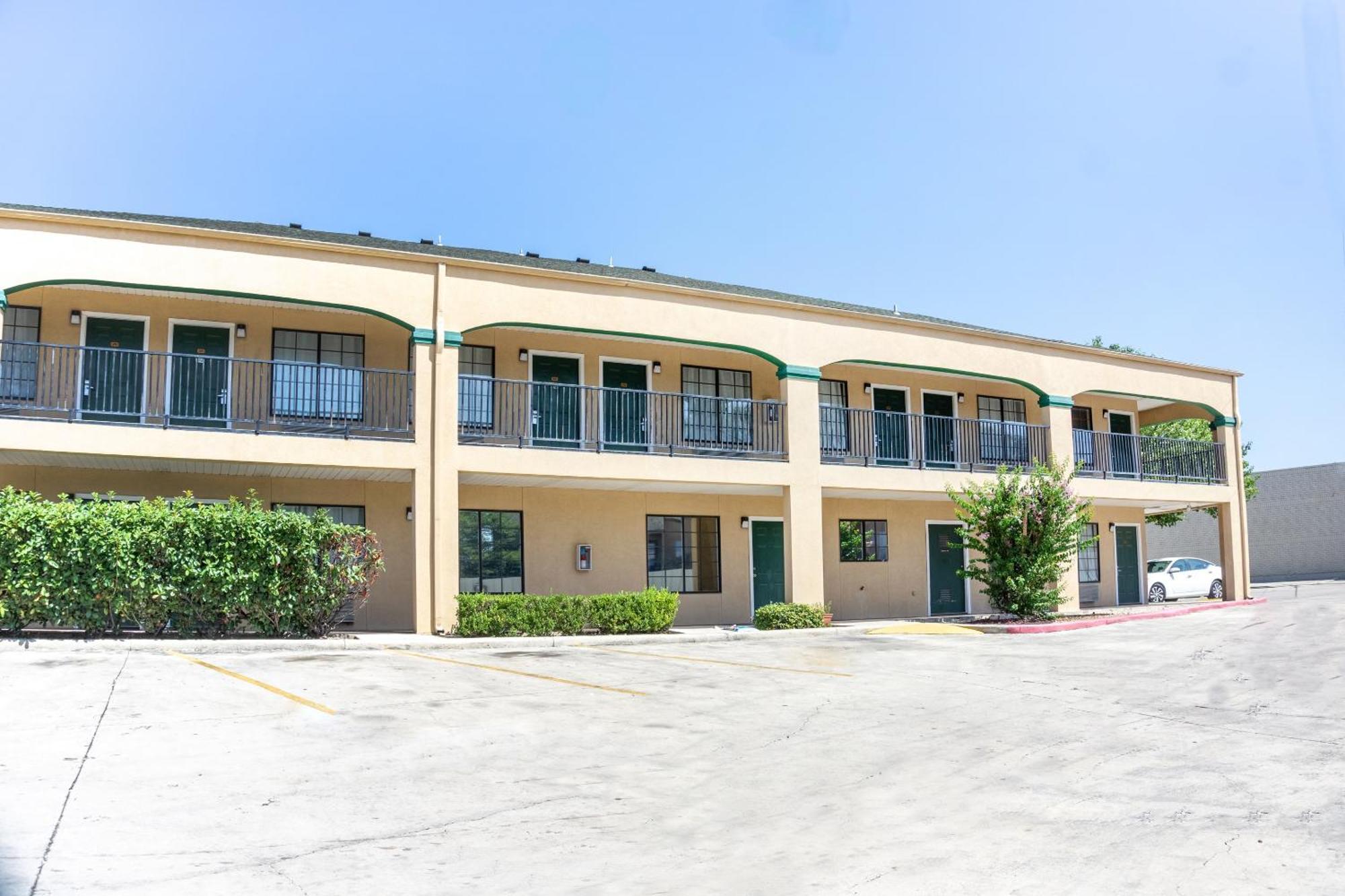 Oyo Inn & Suites Medical Center San Antonio Exterior photo