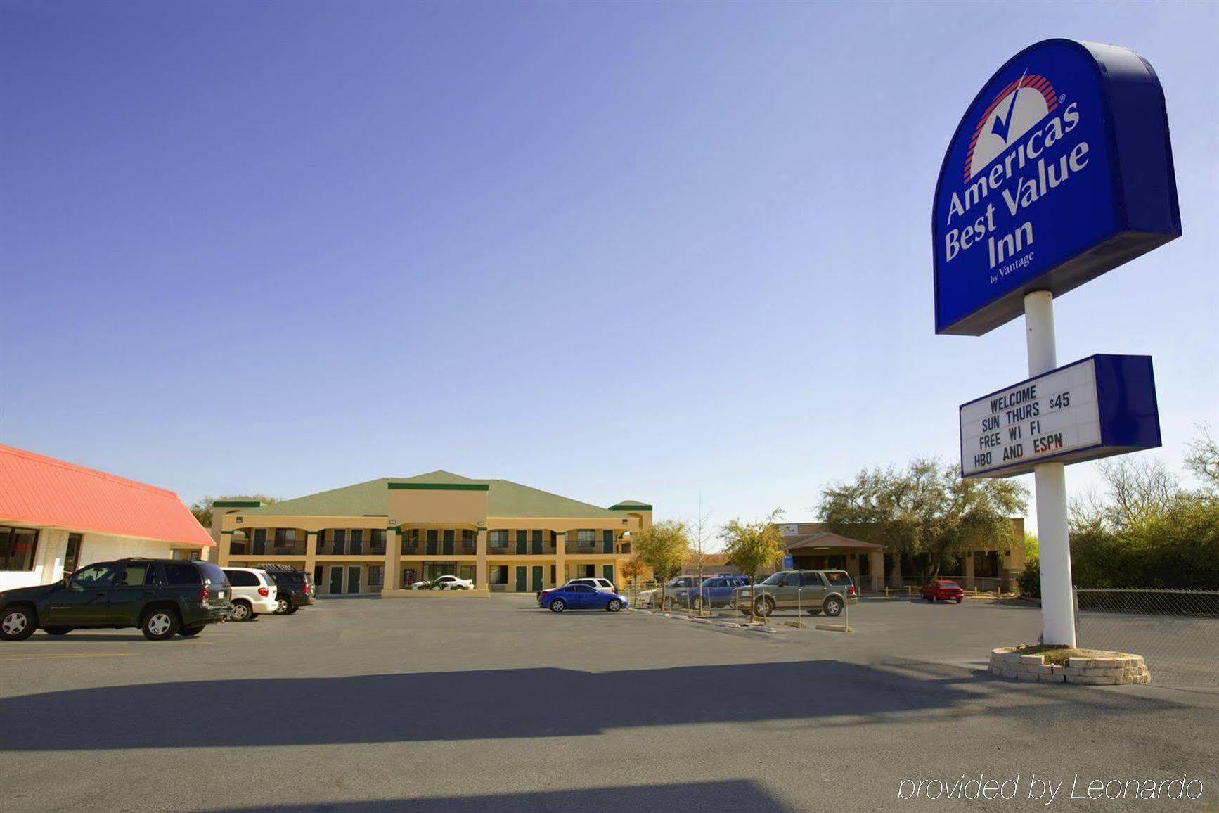 Oyo Inn & Suites Medical Center San Antonio Exterior photo