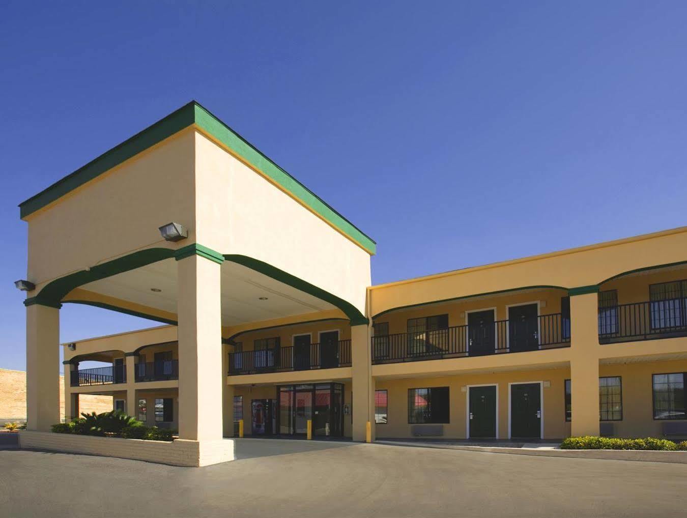 Oyo Inn & Suites Medical Center San Antonio Exterior photo