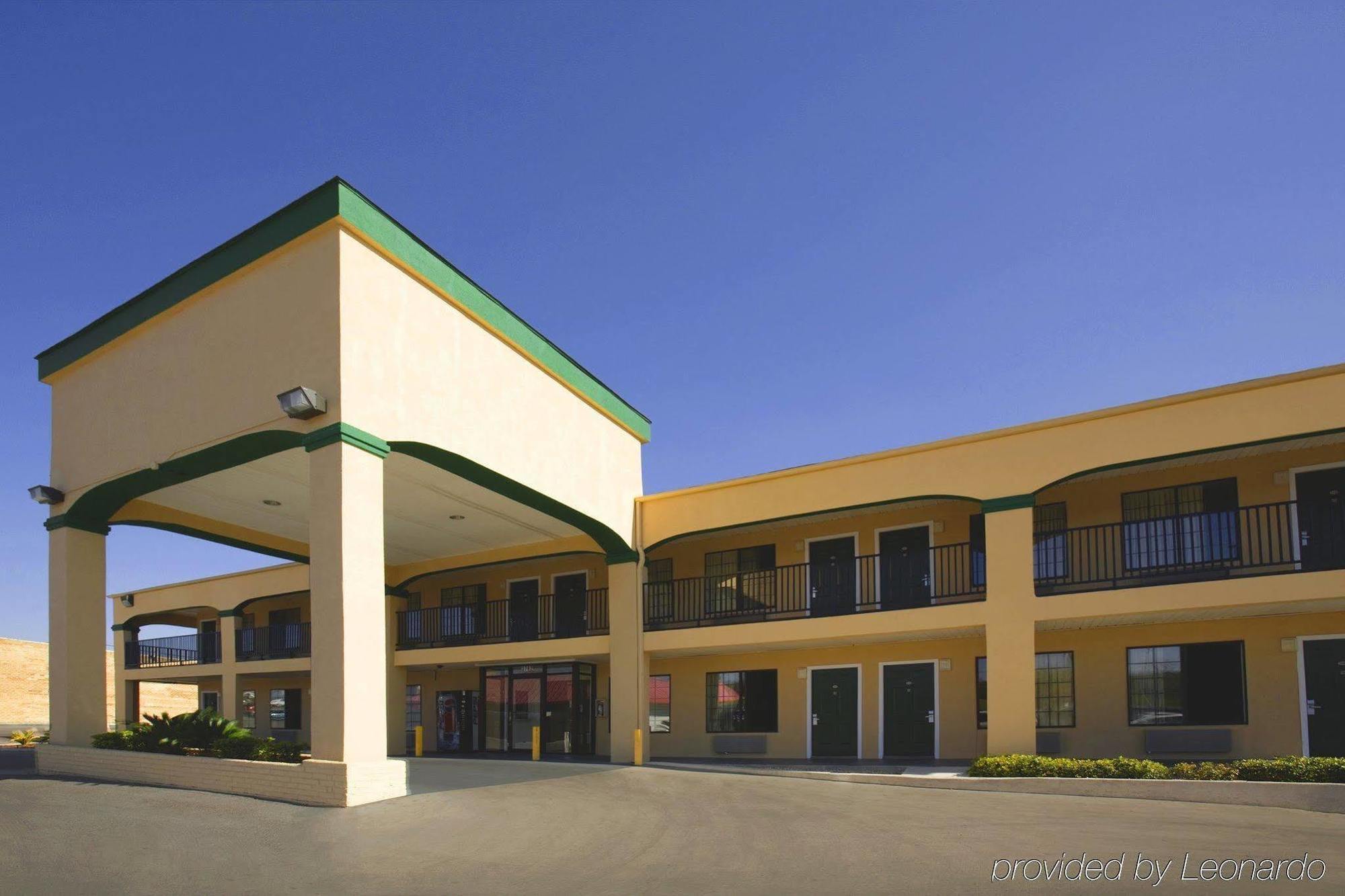 Oyo Inn & Suites Medical Center San Antonio Exterior photo